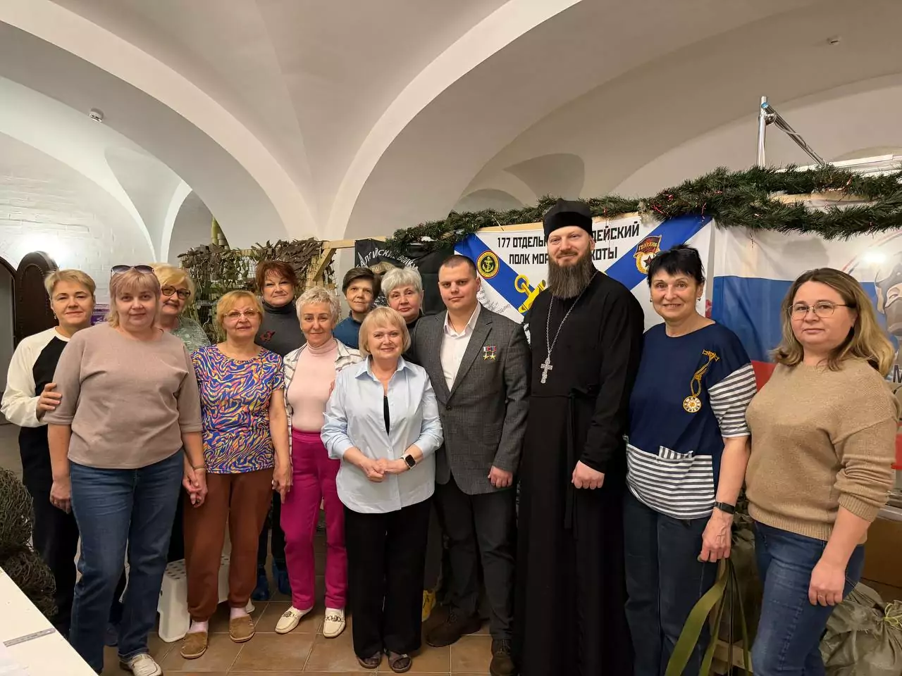 Мастер-класс по плетению маскировочных сетей прошел в храме Святых равноапостольных Константина и Елены в СЗАО  фото