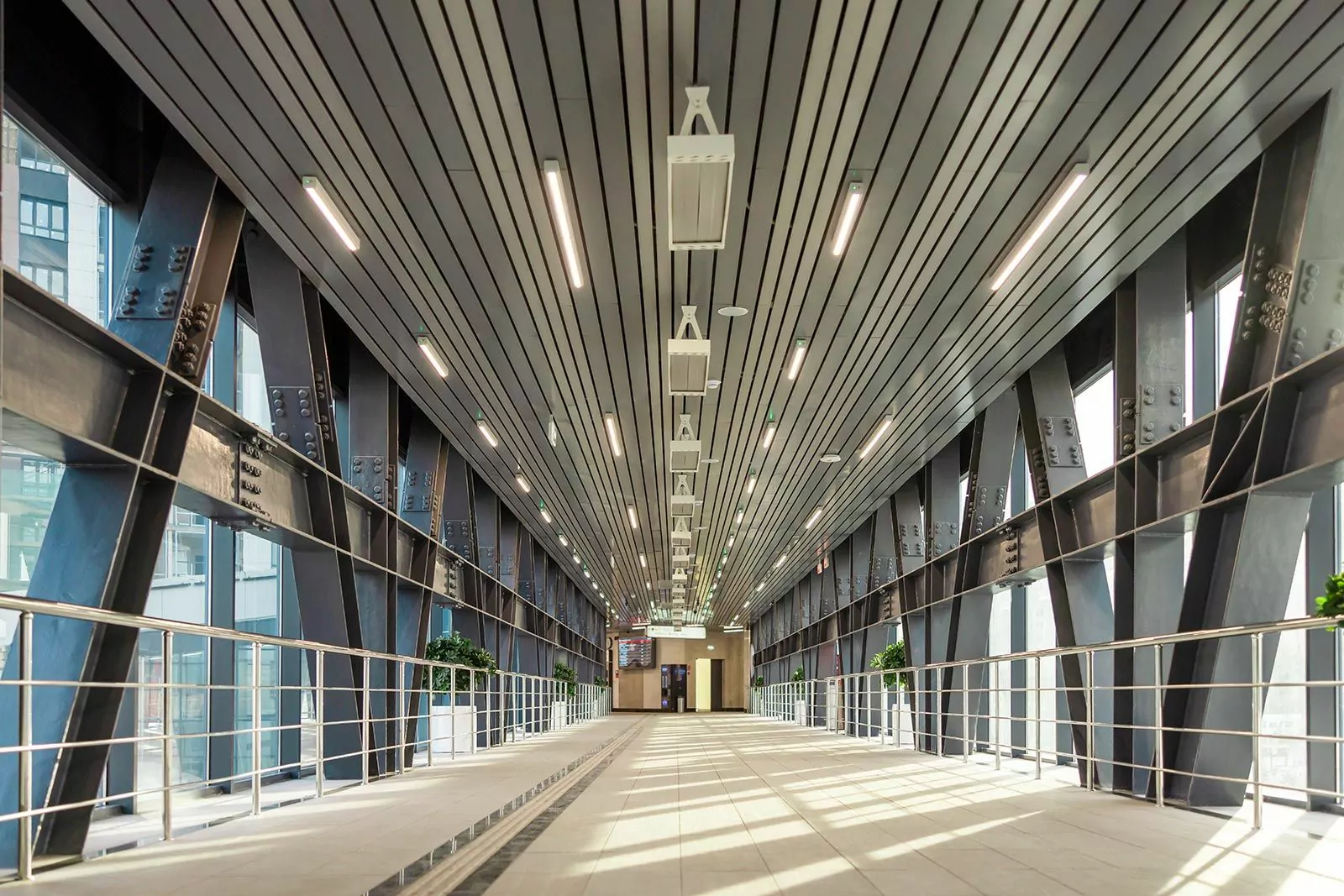 Собянин: В Москве за 13 лет построили 120 переходов через железнодорожные пути  фото