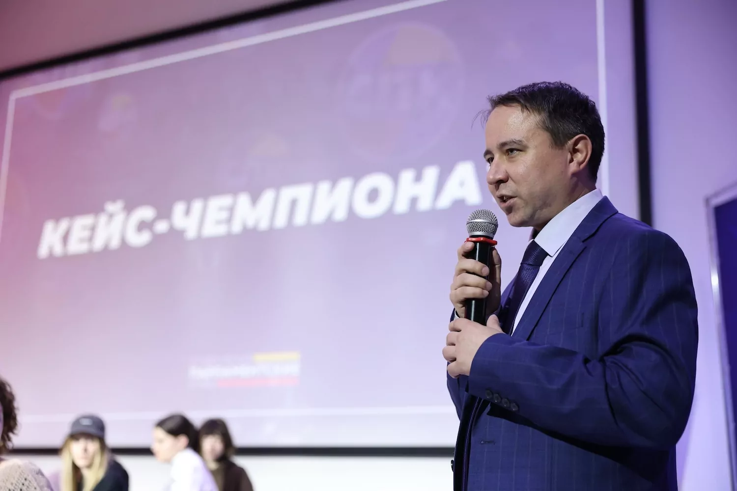 В Центре развития прошел кейс-чемпионат Студенческих парламентских клубов, решающий запросы участников СВО  фото