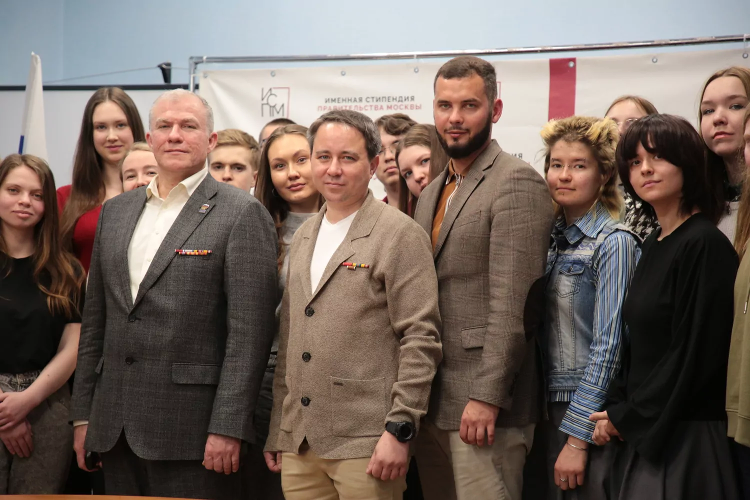 Участник СВО Эльдар Шарипов посетил открытие выставки картин &laquo;Наследие Отечества&raquo;  фото