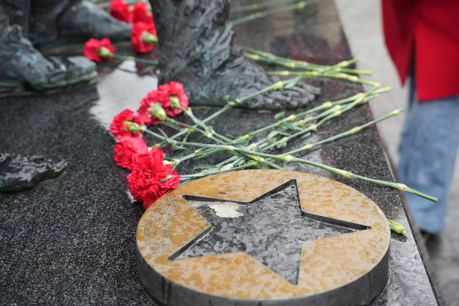 Евгений Попов примет участие в мемориально-патронатной акции у памятника молодогвардейцам в Кунцево  фото