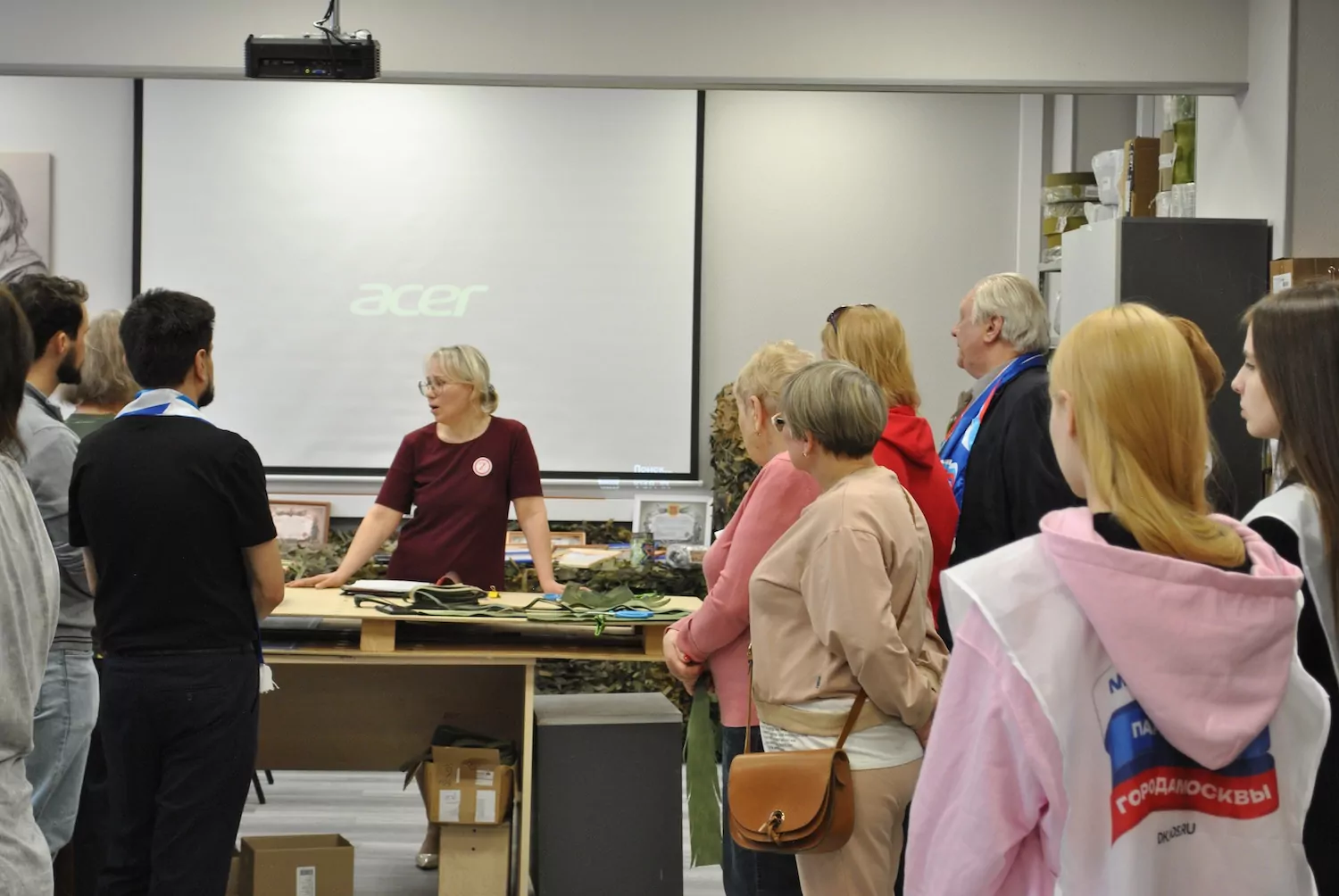 Жители Гагаринского района научились плести маскировочные сети Жители Гагаринского района научились плести маскировочные сети фото