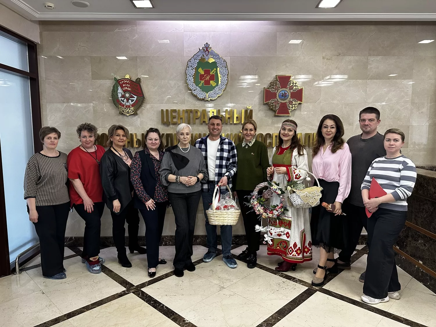 Эдуард Шонов передал пасхальные куличи в госпиталь имени П. В. Мандрыка  фото