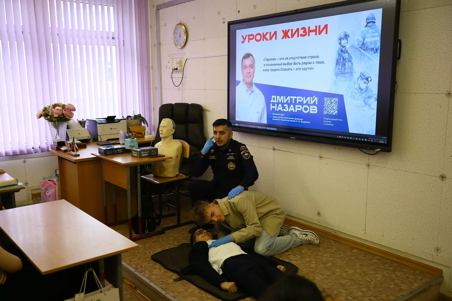 Просветительские занятия по первой помощи прошли в образовательных учреждениях ЮЗАО  фото