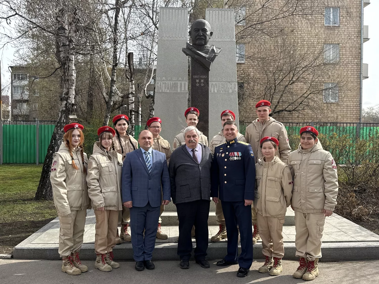 Ветеран боевых действий Эдуард Шонов принял участие в церемонии возложения цветов к бюсту маршала Баграмяна в школе № 1222  фото
