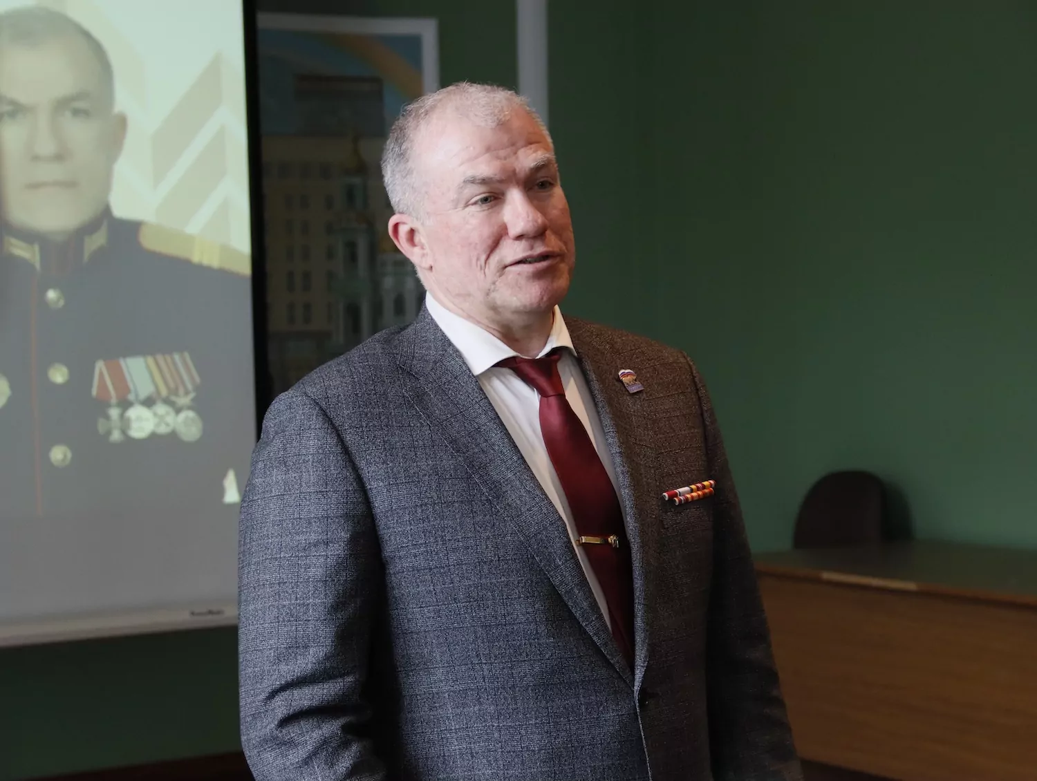 Участник СВО Александр Шелковой поздравил коллектив Северной станции водоподготовки с 74-летием со дня основания  фото