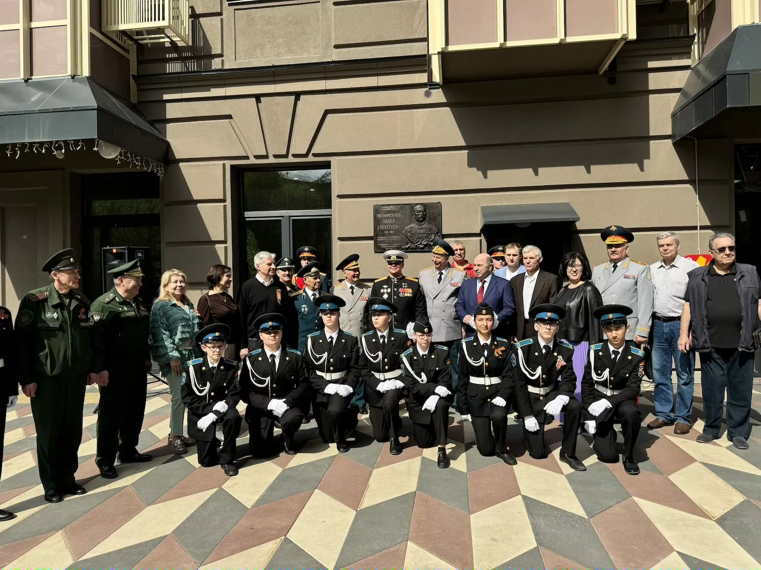 Герой России Эдуард Казымов принял участие в открытии мемориальной доски маршалу Павлу Ротмистрову  фото