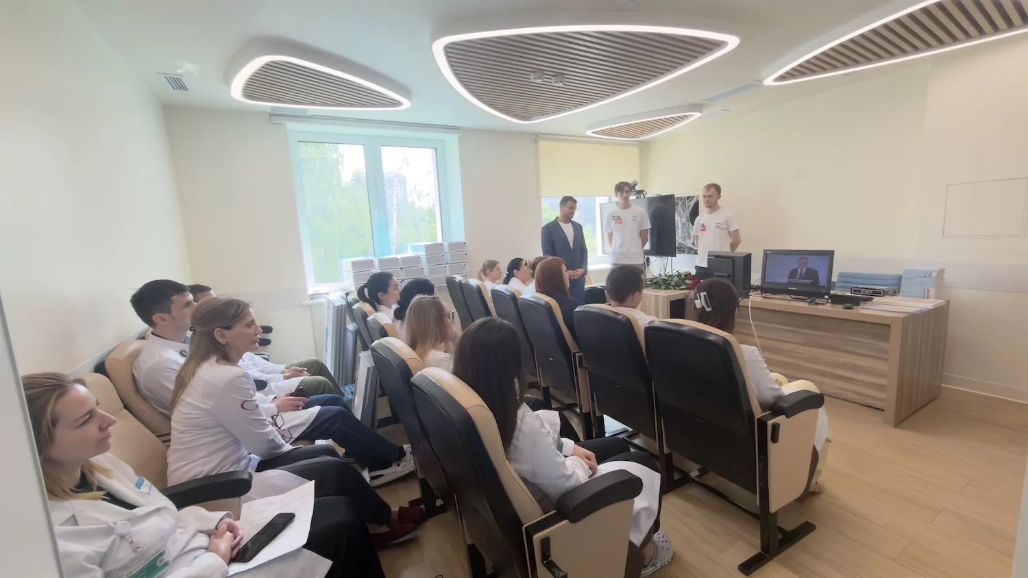 «Работа медиков — это тихий подвиг»: вице-спикер Госдумы Петр Толстой передал благодарности врачам ЮВАО в День медицинского работника «Работа медиков — это тихий подвиг»: вице-спикер Госдумы Петр Толстой передал благодарности врачам ЮВАО в День медицинского работника фото