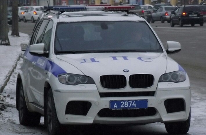 В Москве водитель «Нивы» протаранил несколько машин и скрылся, фото