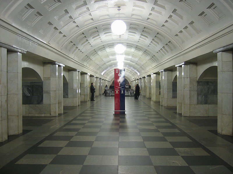 В московском метро появились витрины с сувенирной продукцией, фото