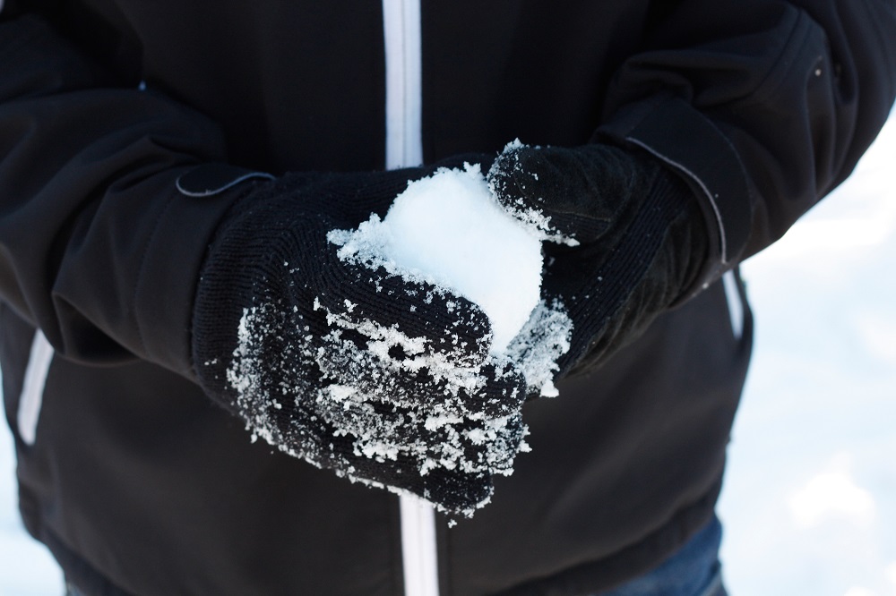 Получи снежок. Снег в руках. Снежок в руке мужской. Снег на ладони. Руки в перчатках со снегом.