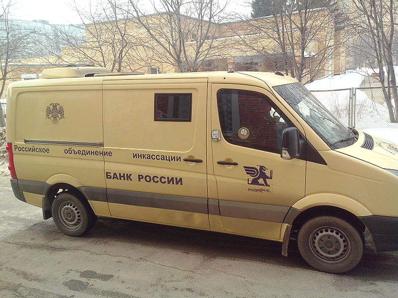 В Москве произошло ДТП с участием инкассаторской машины, фото