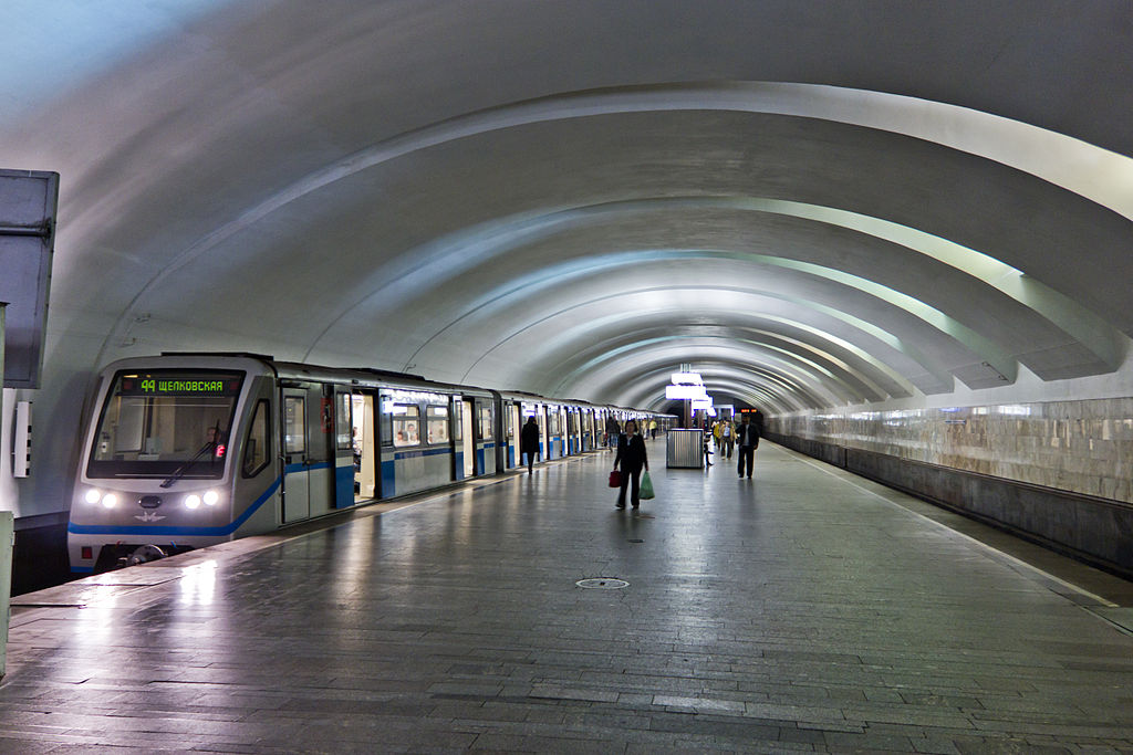 Эскалаторы на станциях метро «Крылатское» и «Лубянка» закроют на ремонт, фото