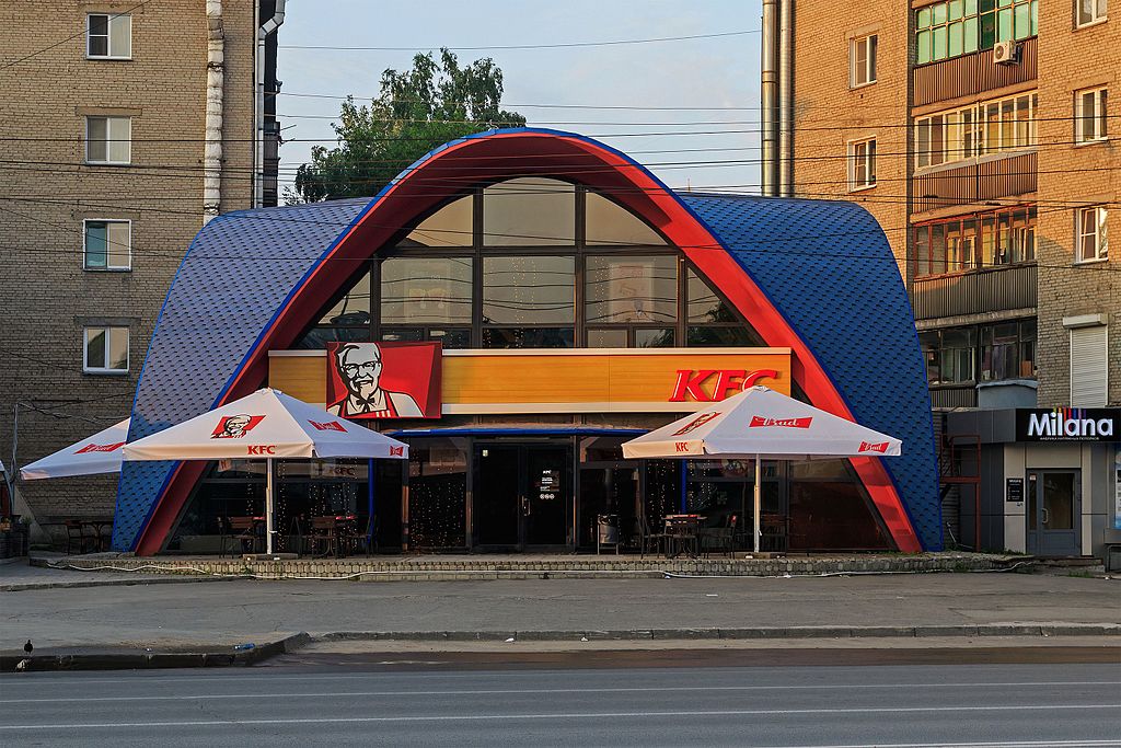 В Москве в очереди в ресторан KFC умер 73-летний мужчина, фото