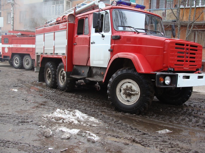 На востоке Москвы из горящей квартиры спасли 10 человек, фото