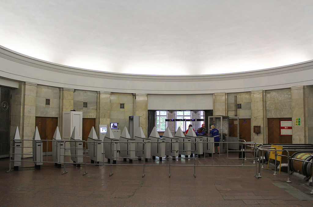 Вестибюль станции метро «Спортивная» закрыли на ремонт, фото