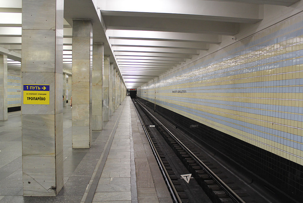 Новые указатели появились у входов в московское метро, фото