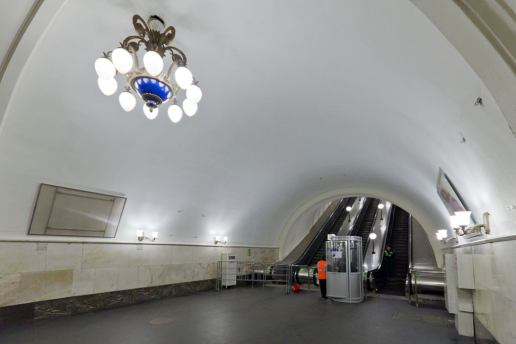 Московское метро сократит 2 тысячи «бабушек» у эскалаторов‍, фото