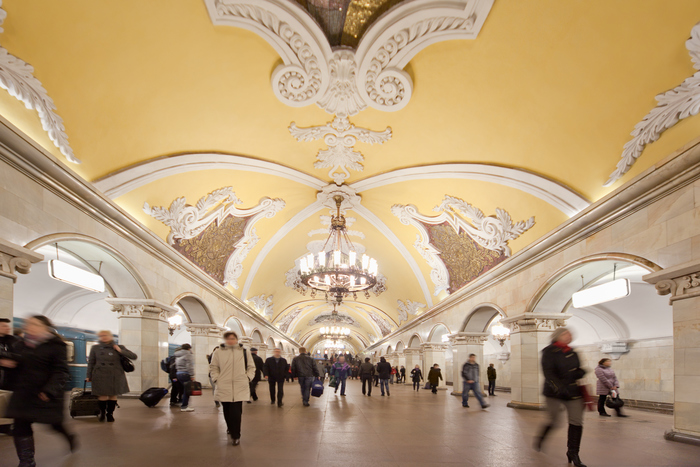 На станции метро «Комсомольская» установили цветочную инсталляцию, фото