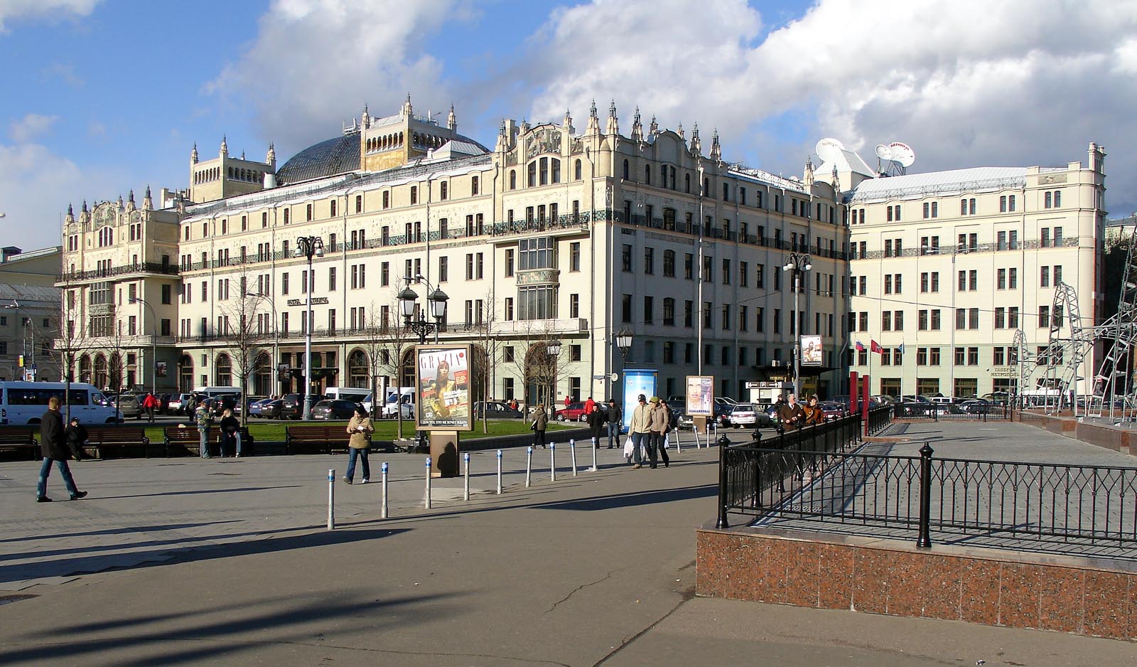 Ворота гостиницы «Метрополь» стали объектом культурного наследия, фото