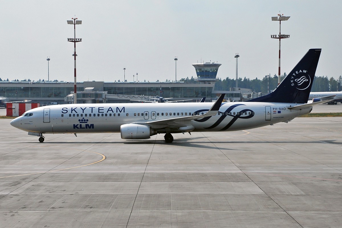 Ураган 29 мая повредил несколько самолетов в аэропорту Шереметьево, фото
