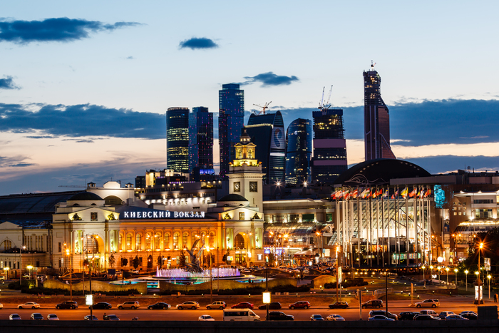 В Москве в честь 9 мая праздничной подсветкой украсят более 50 зданий, фото