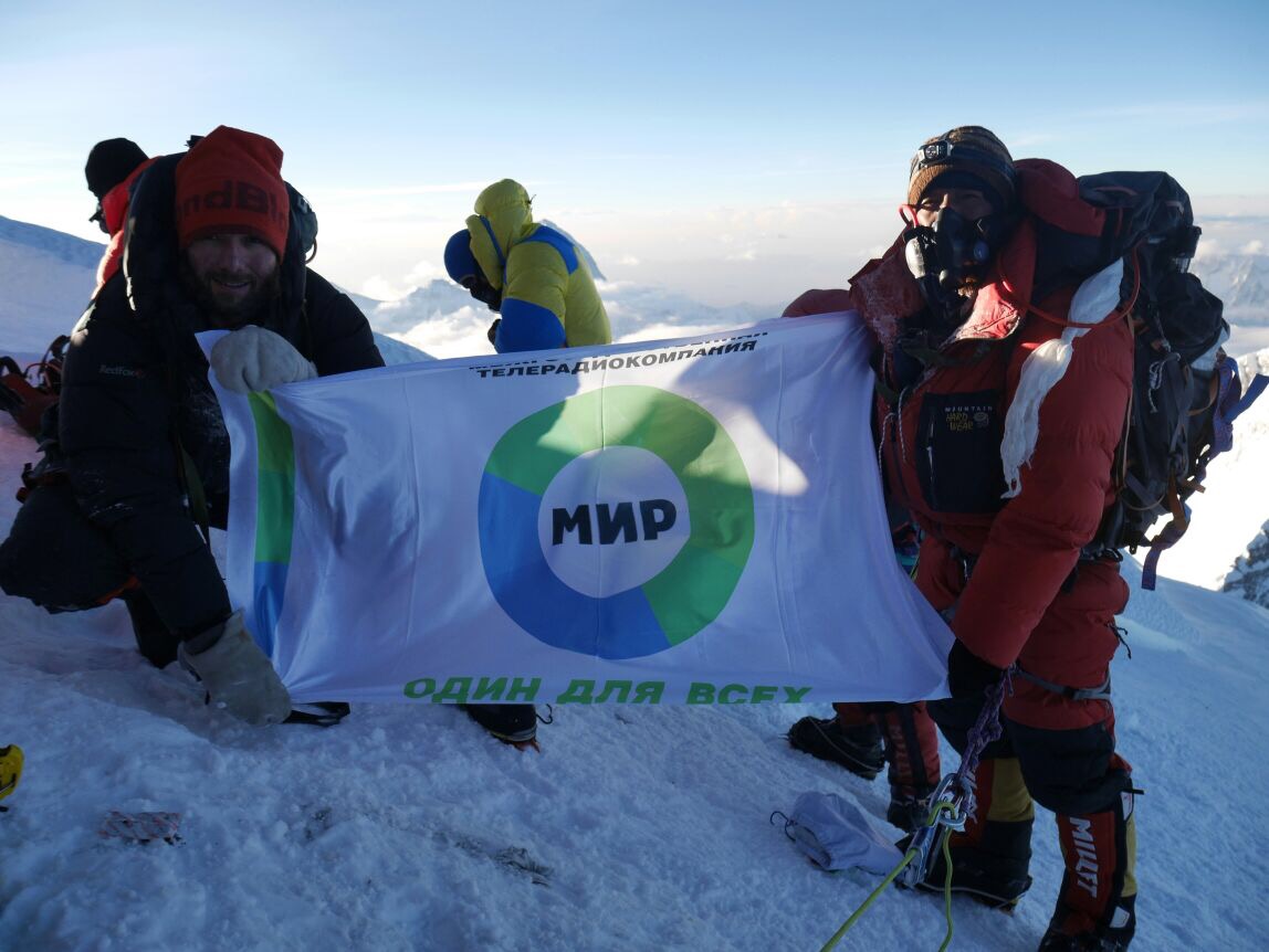 Флаг МТРК «Мир» развернули на Эвересте, фото