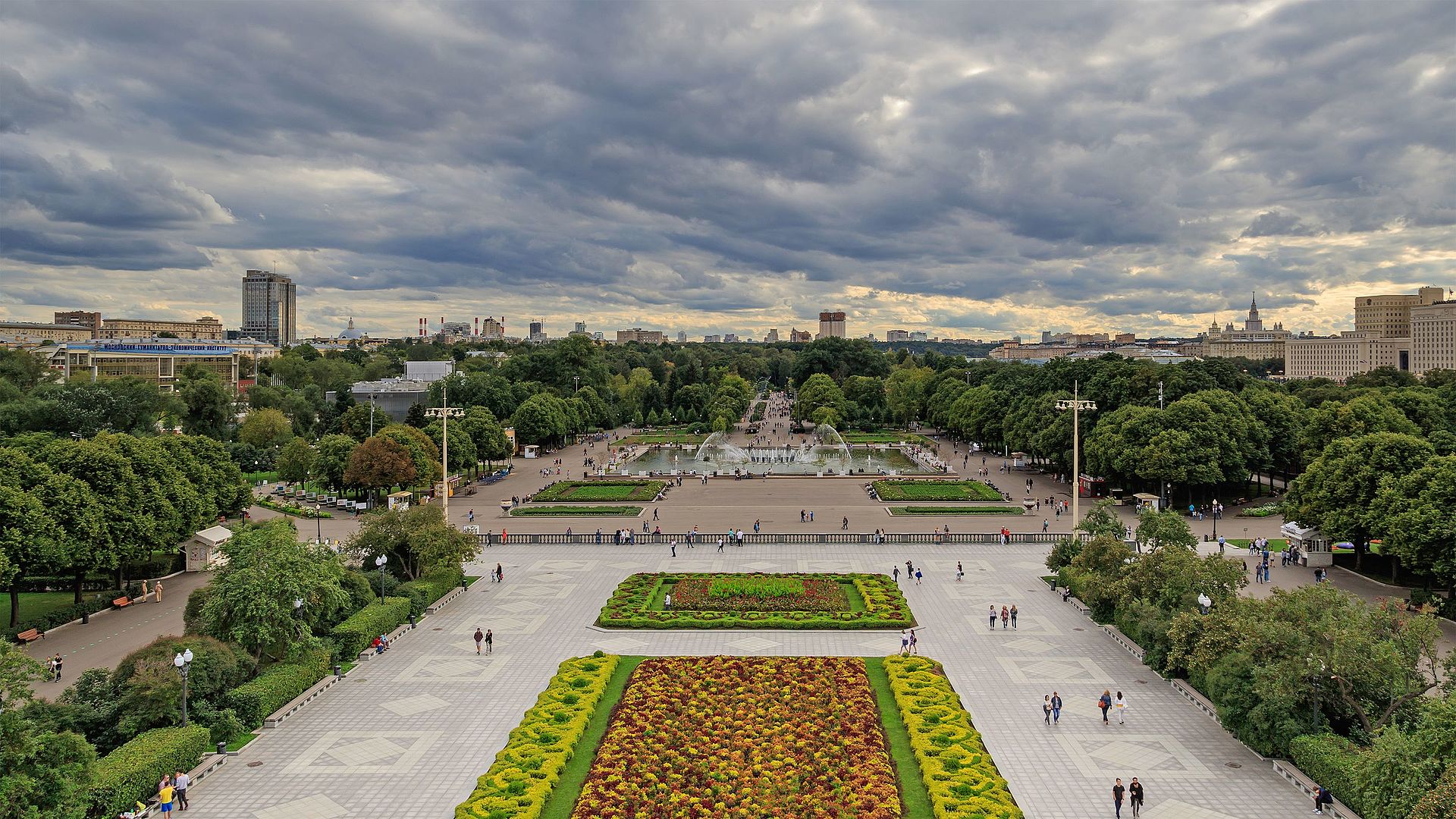 В Москве выпускной в парке Горького отметят более 18 тысяч школьников, фото