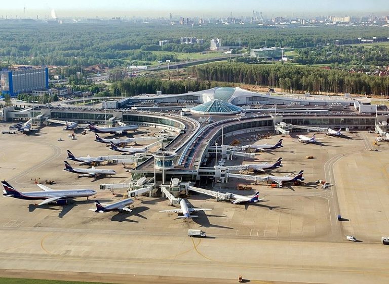 Аэровокзал аэропорта домодедово. Аэропорты под москвой. Аэропорт шереметьево сверху. Аэропорт г москва шереметьево. Москва шереметьево.