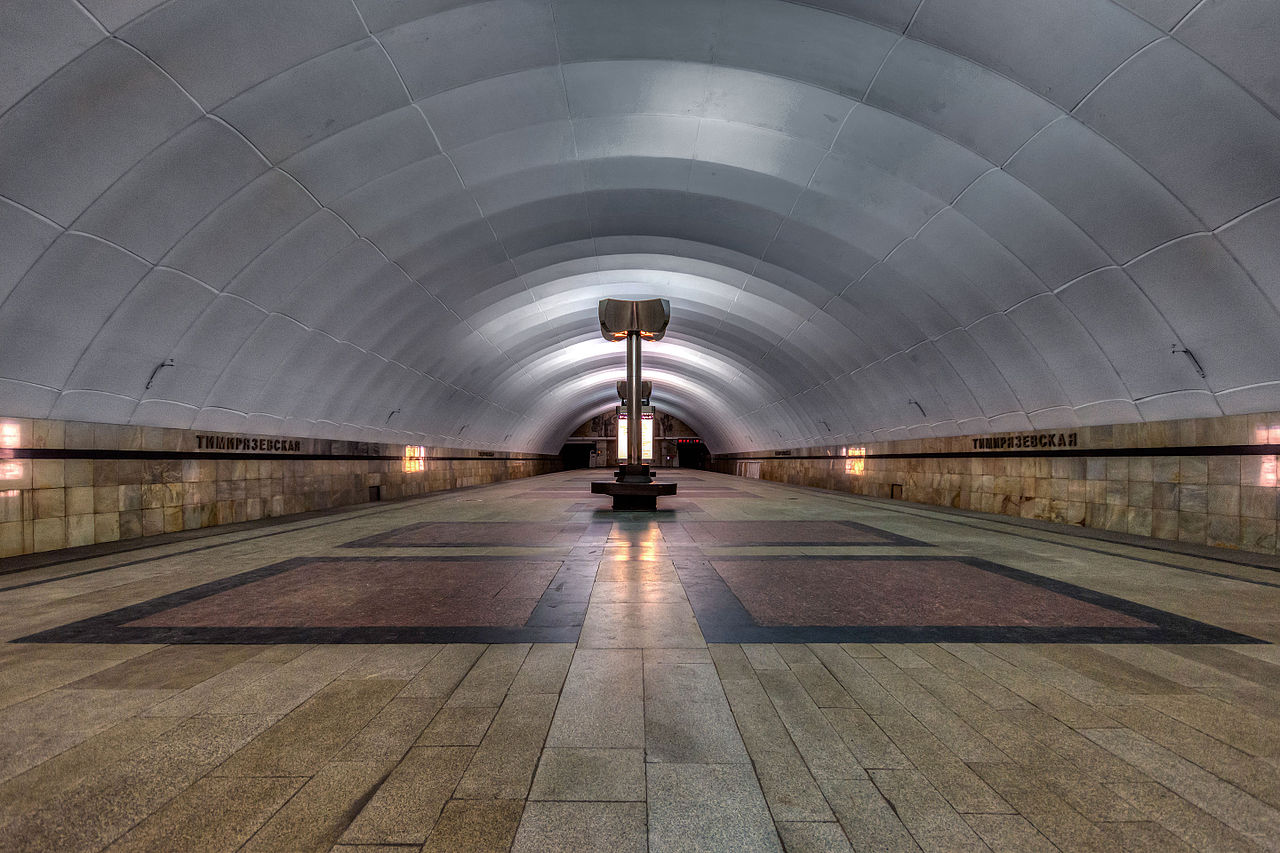 На двух станциях московского метро отремонтируют эскалаторы, фото