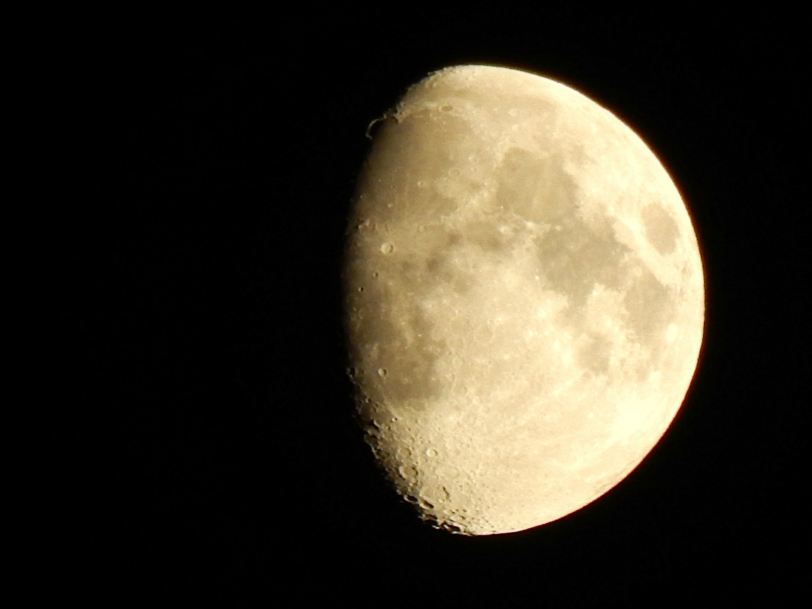В августе москвичи смогут увидеть лунное затмение и звездопад, фото