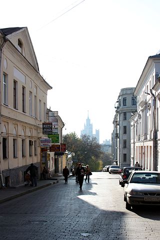Возрожден сквер в Большом Спасоглинищевском переулке, фото
