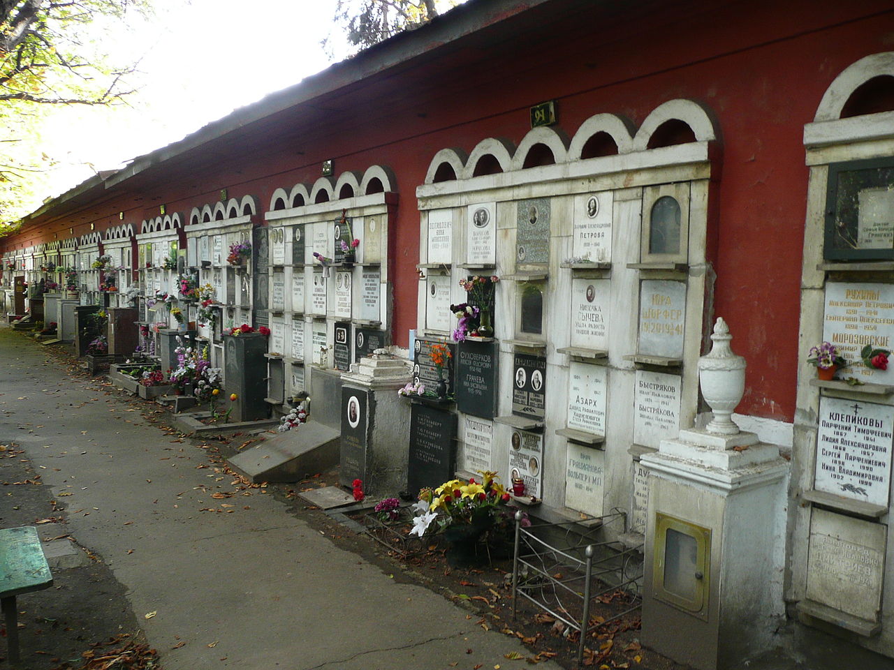 На крупнейших кладбищах Москвы обновят дорожную сеть, фото