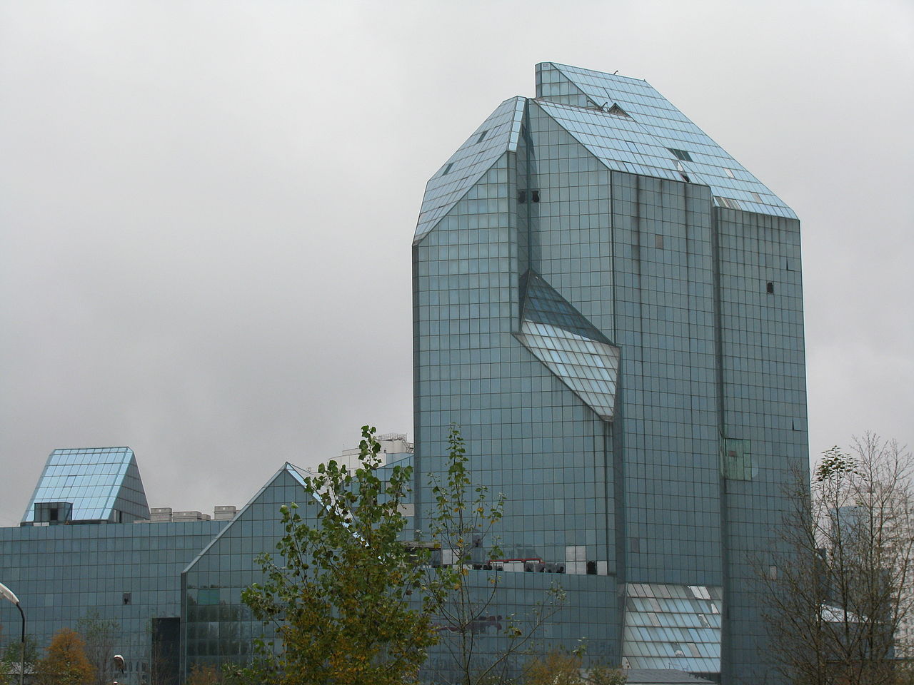 На проспекте Вернадского достроят деловой центр «Зенит», фото