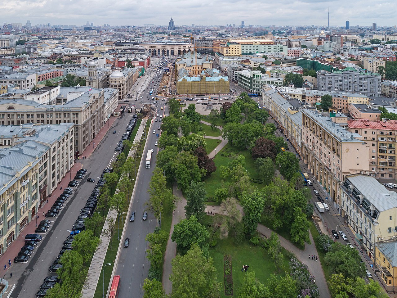 В центре Москвы благоустроят Ильинский сквер, фото