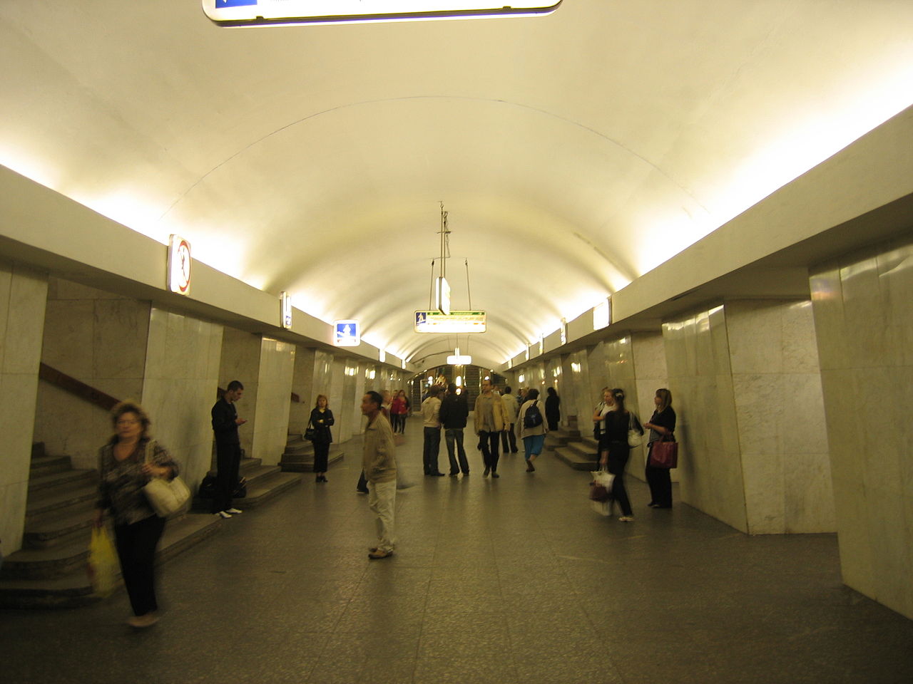 В Москве пассажира метро ранили ножом на станции «Третьяковская», фото