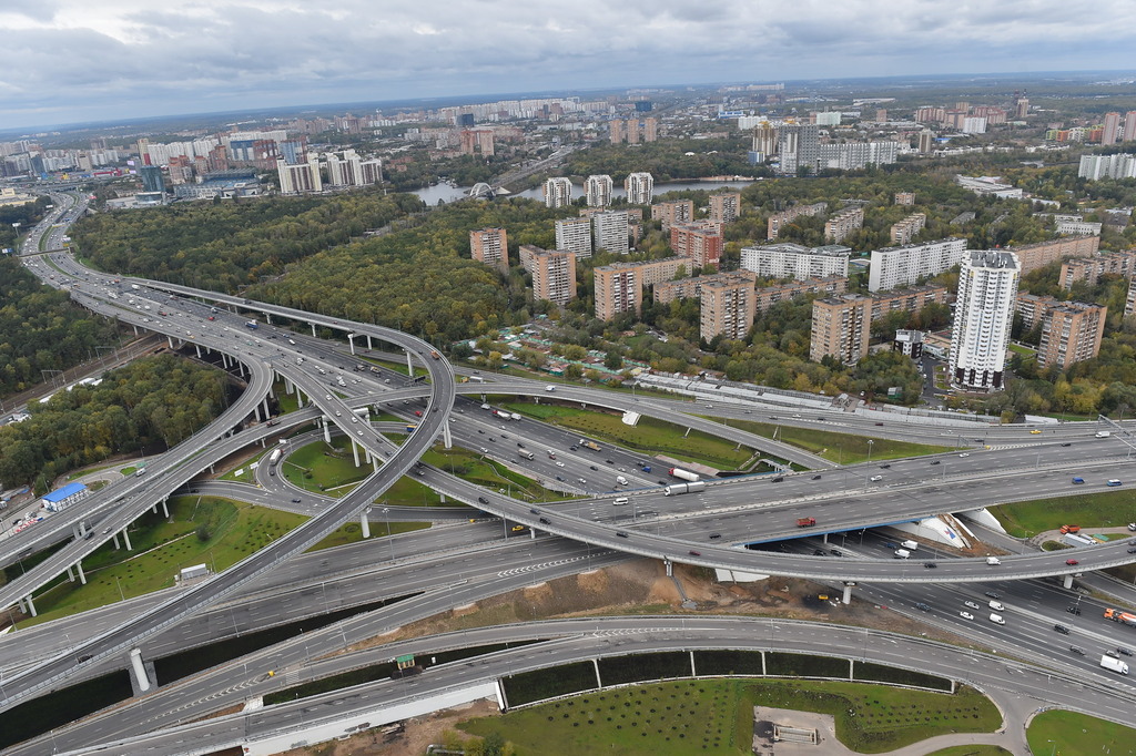 В Москве завершено строительство 11-полосного моста через Лихоборку, фото