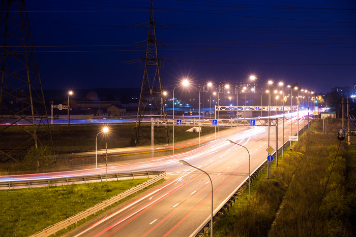 Въезд в Москву на Каширском шоссе украсили ландшафтной подсветкой, фото