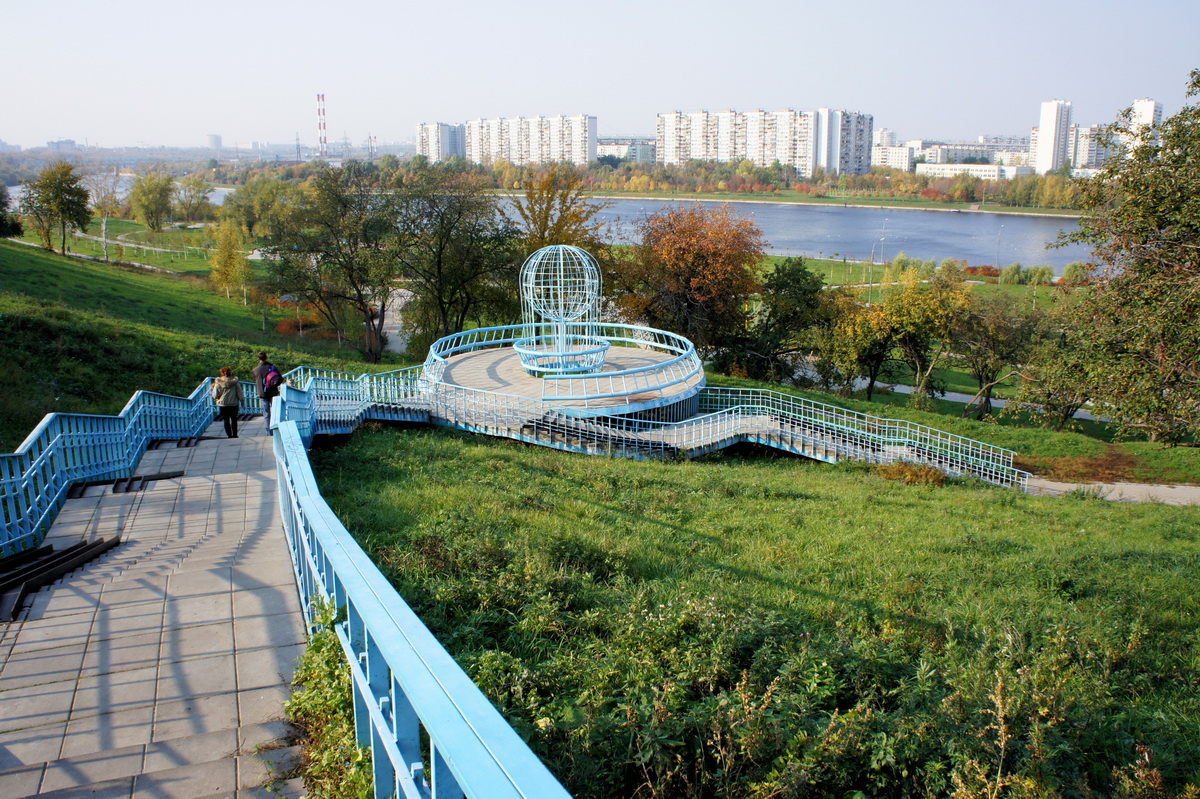 Работы по благоустройству завершились в 40 парках Москвы, фото