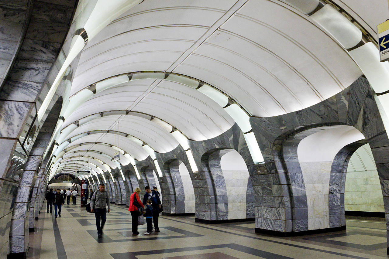 На «салатовой» ветке метро произошел сбой в движении поездов‍, фото