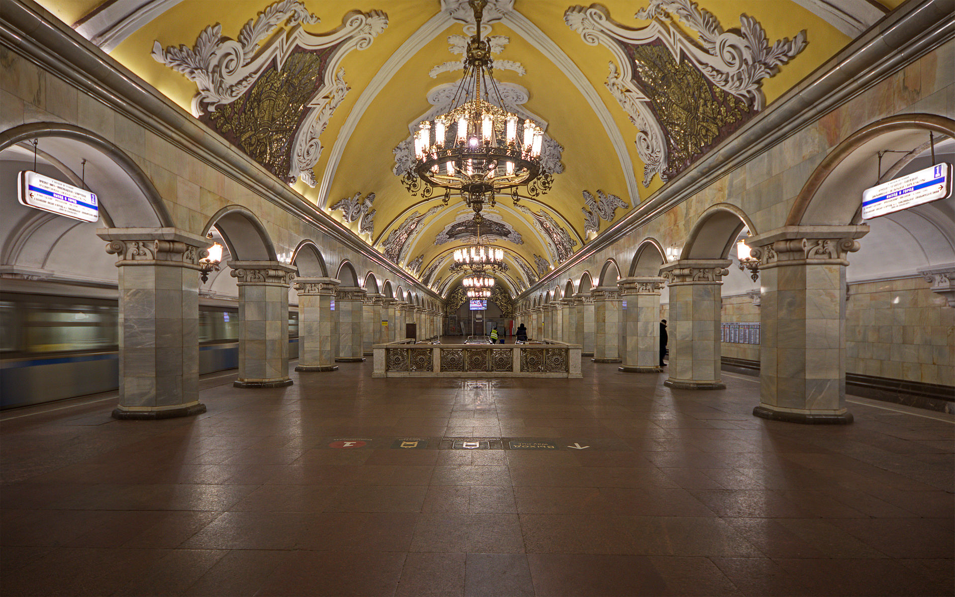 Мобильные кассиры появились на станции метро «Комсомольская»‍, фото