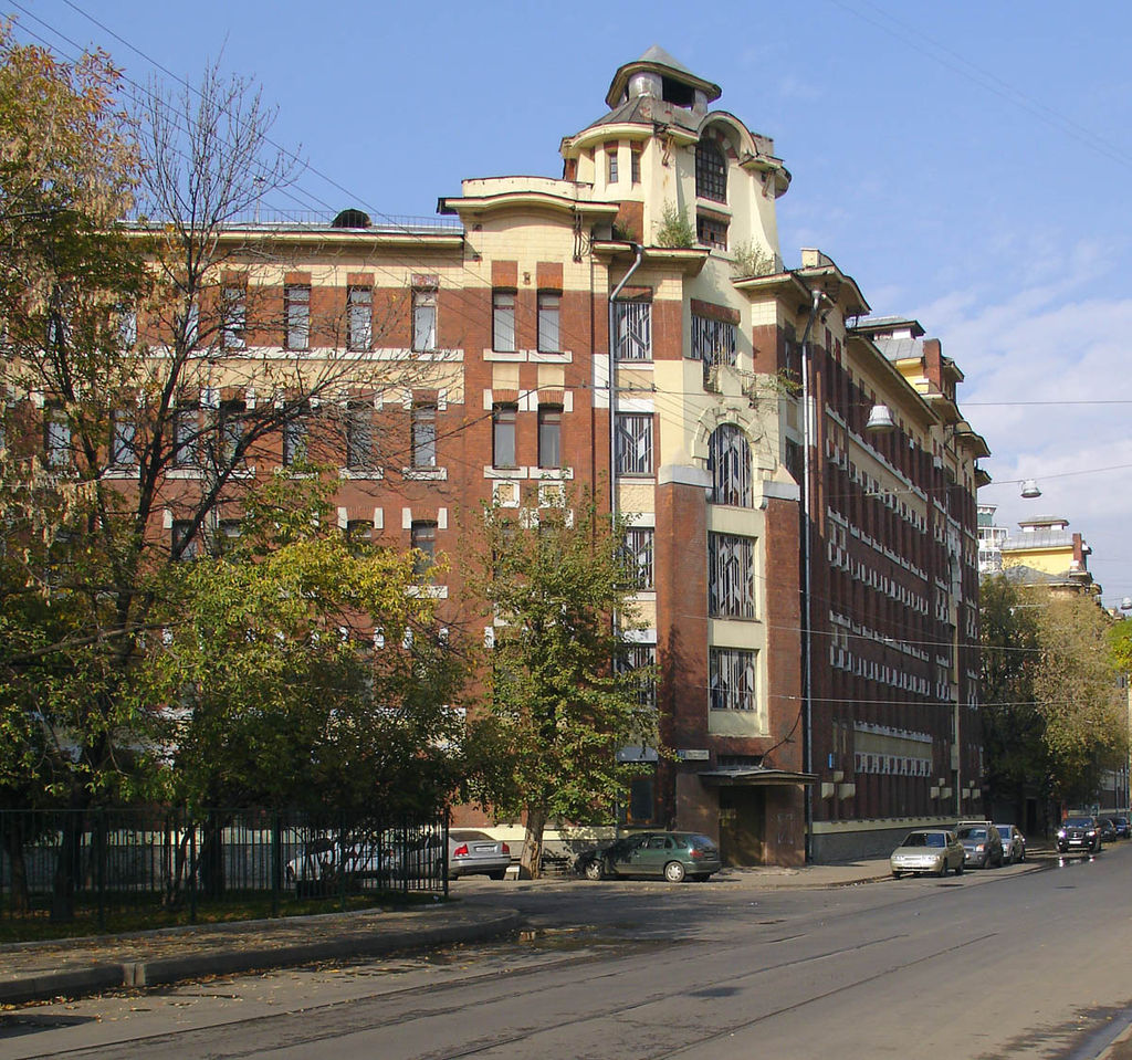 Фасады трех зданий в центре Москвы украсили экограффити, фото