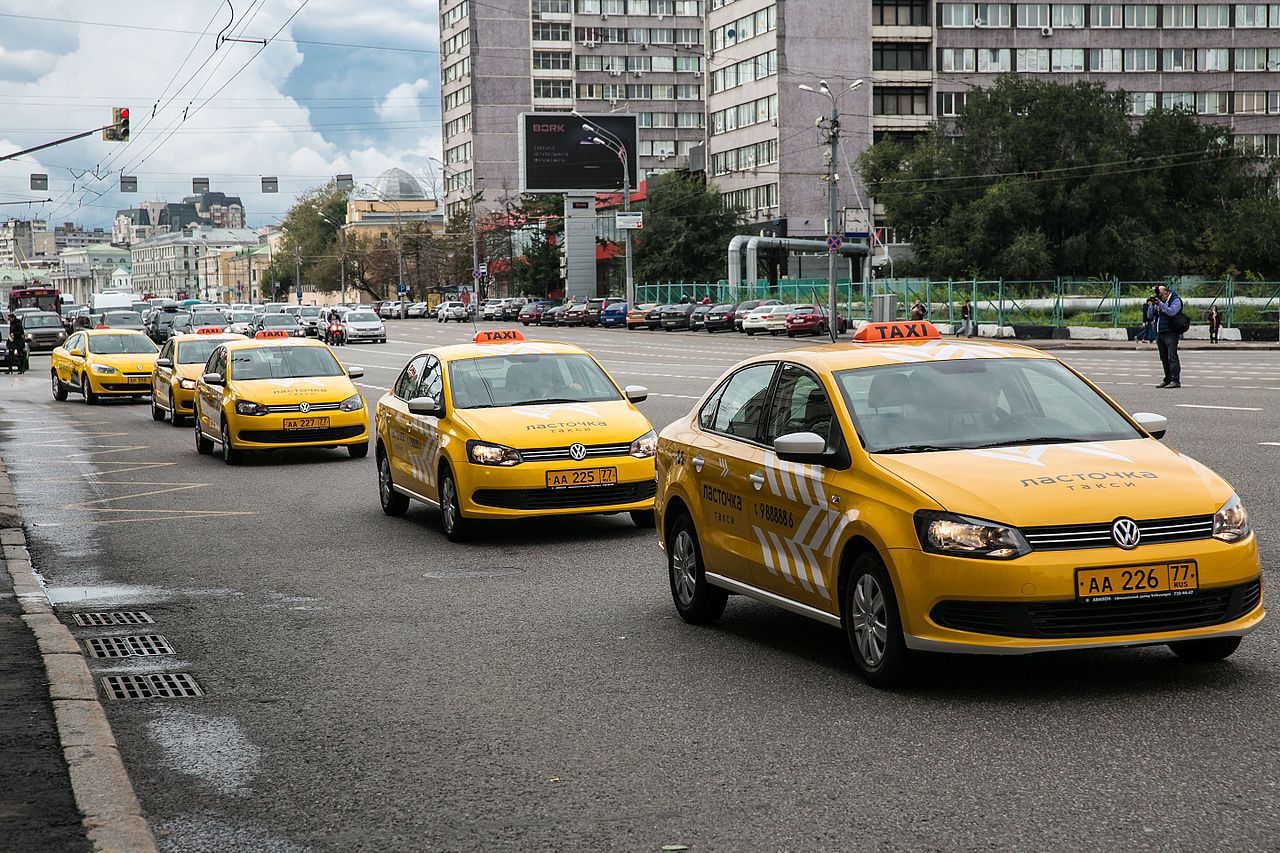 Средний чек за поездку на такси в Москве снизился до 460 рублей, фото