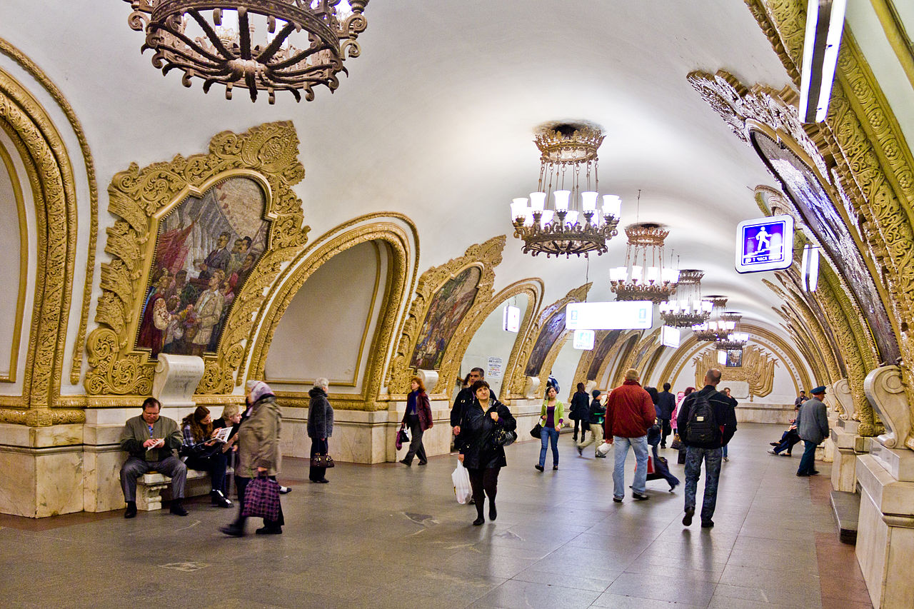 В Москве на пяти станциях метро работают мобильные кассиры, фото