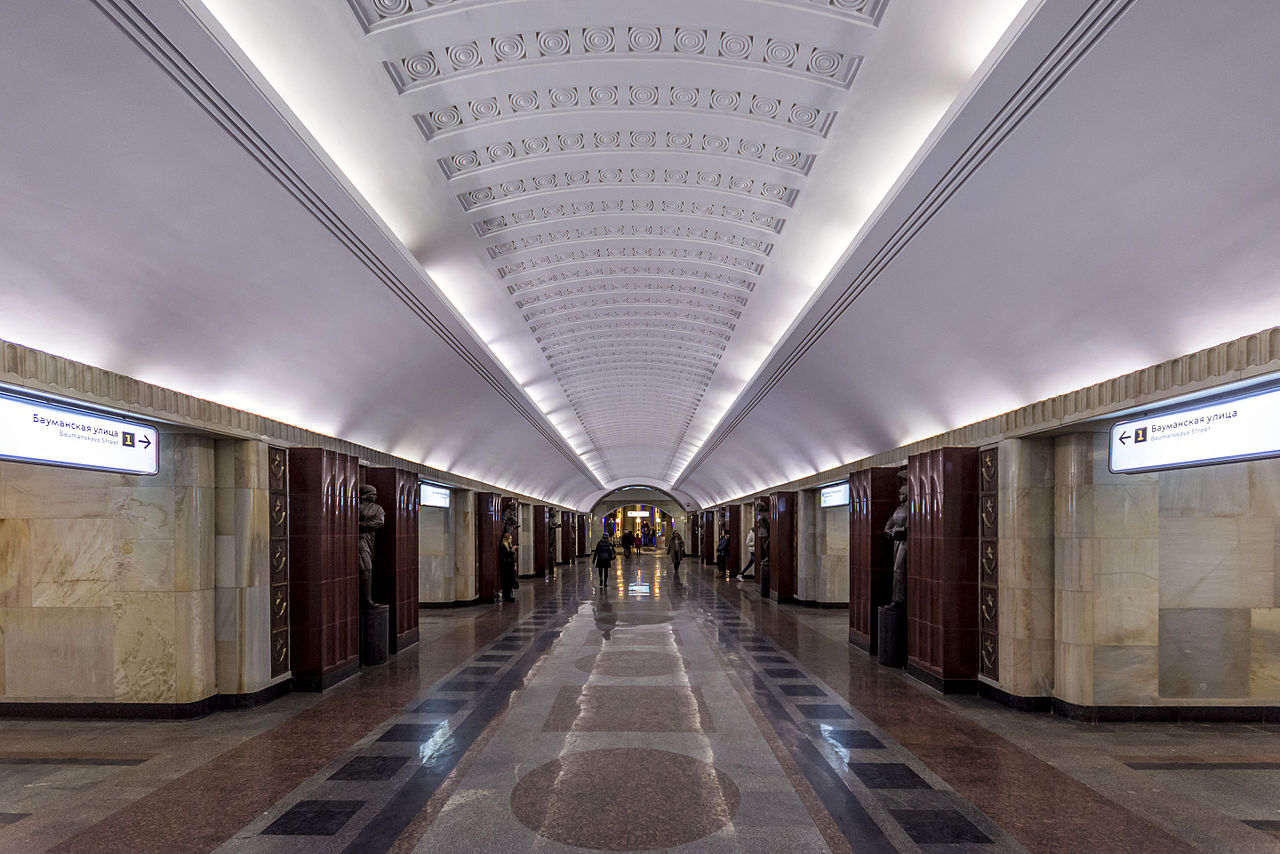 Московский метрополитен закрыл эскалаторы на четырех станциях, фото