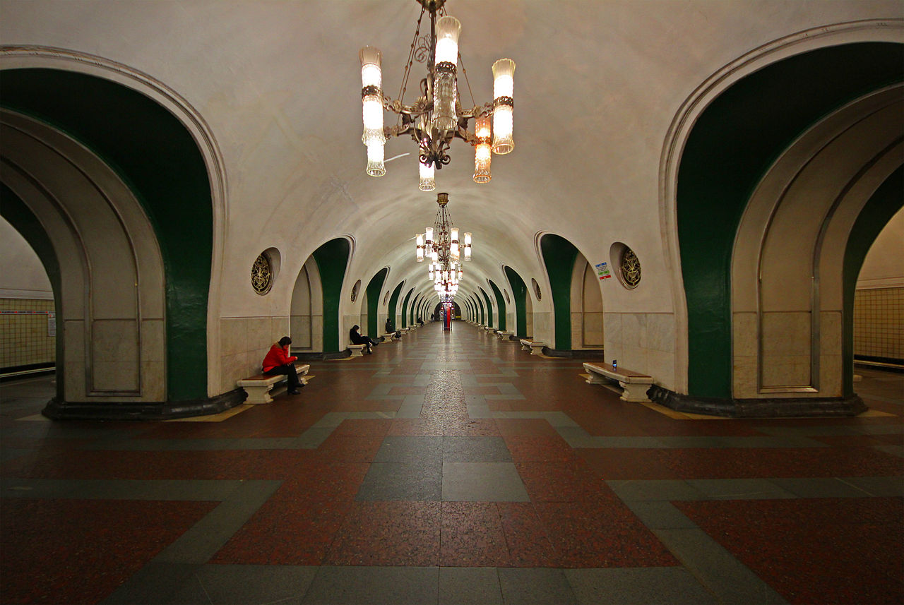 В Москве безналичной оплатой в метро пользуются 33% пассажиров, фото