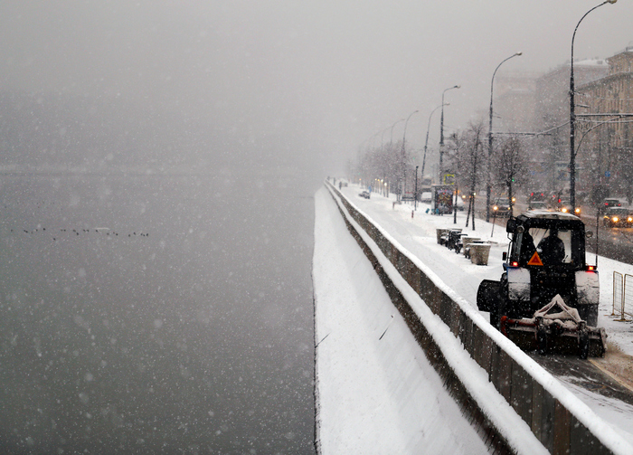 ЦОДД просит водителей быть внимательнее на дорогах из-за снегопада, фото