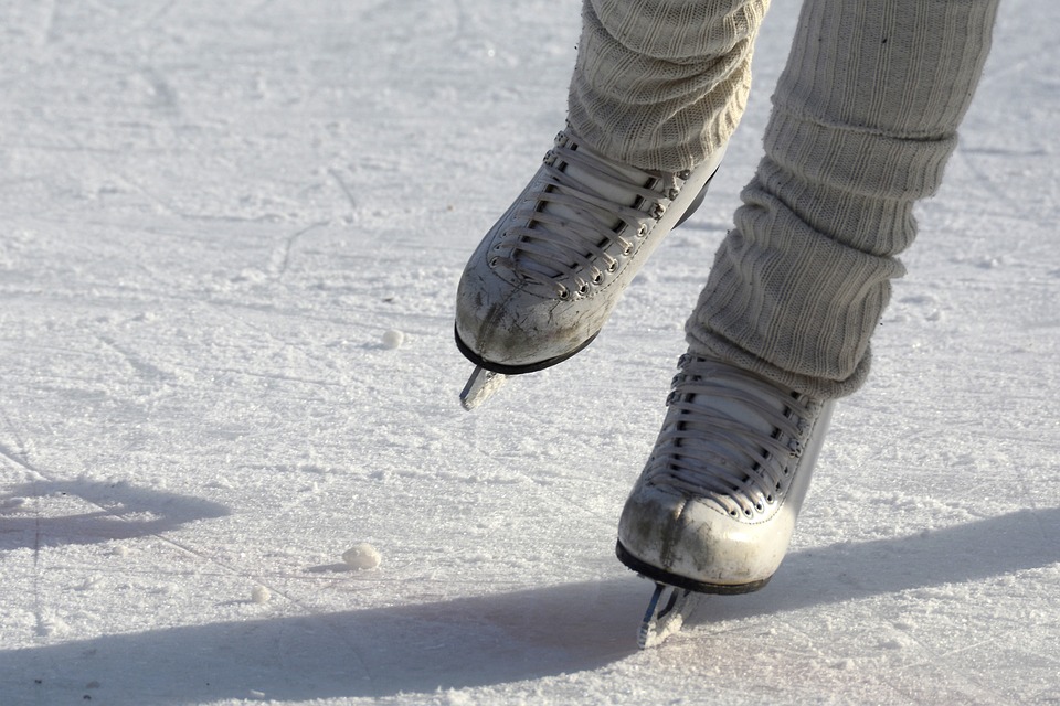 Работы по заливке 191 катка с искусственным льдом начались в Москве, фото