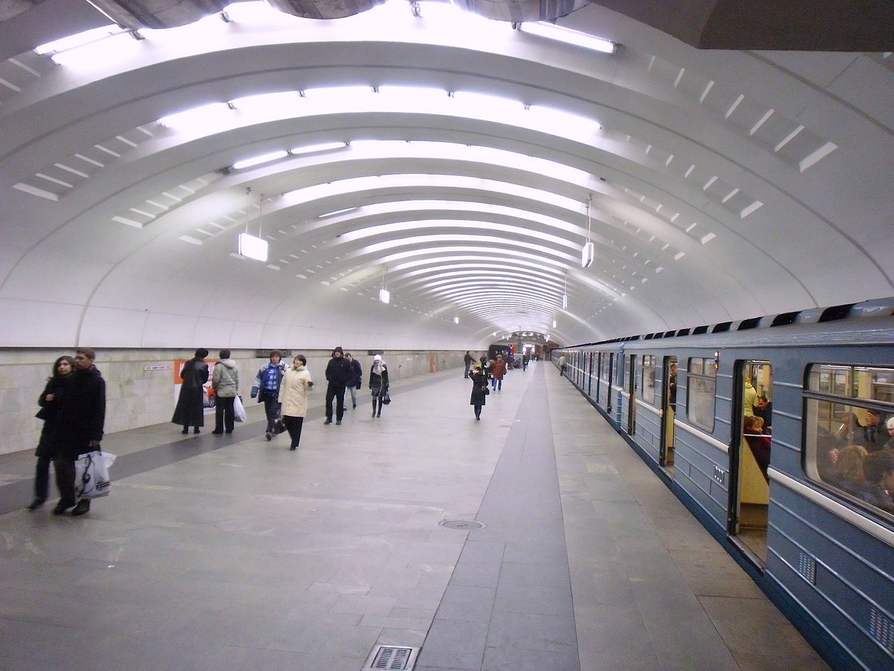 В московском метро запустили поезд‍ «Путешествие в Рождество», фото