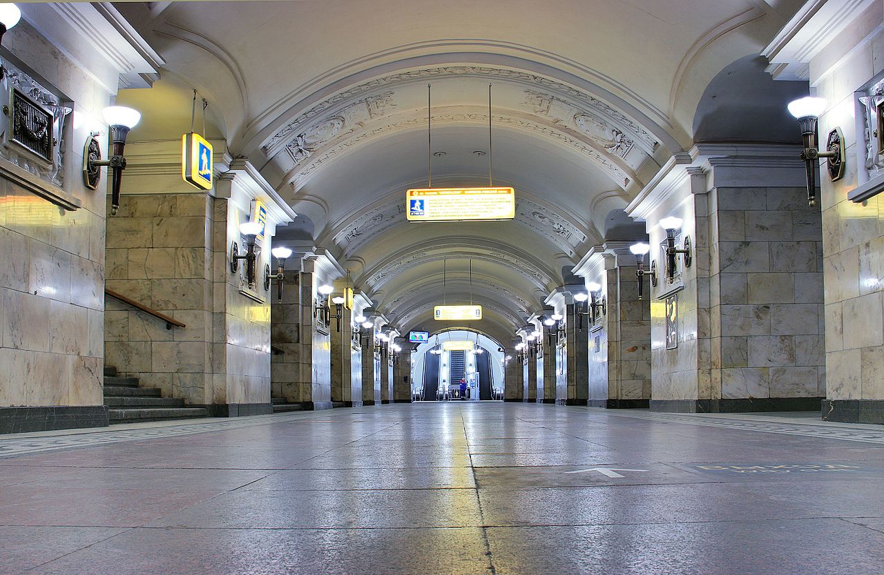 Станцию метро «Октябрьская» проверяют после звонка о «минировании», фото